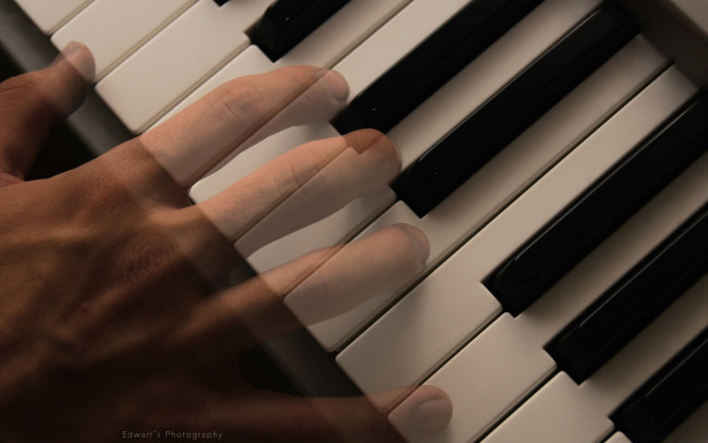 Обои картинки фото музыка, -музыкальные инструменты, рука, клавиши