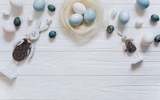Обои картинки фото праздничные, пасха, белые, spring, white, decoration, голубые, wood, bunny, easter, яйца, tender, happy, blue, eggs