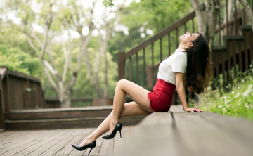 Картинка девушки -+азиатки блузка юбка каблуки парк