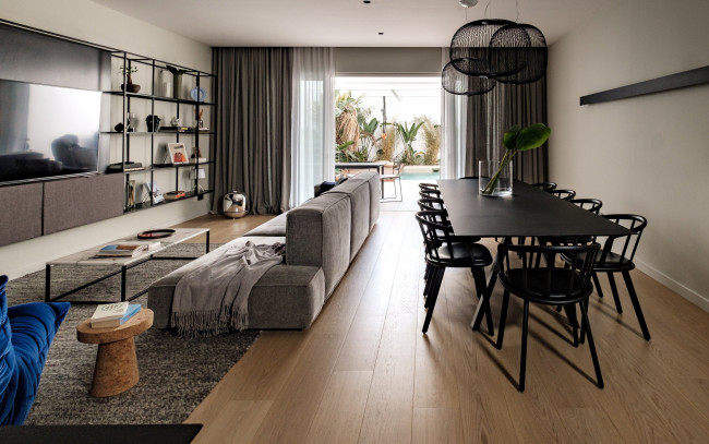 Обои картинки фото интерьер, гостиная, стильный, дизайн, черный, длинный, стол, идея, гостиной, загородный, дом, современный