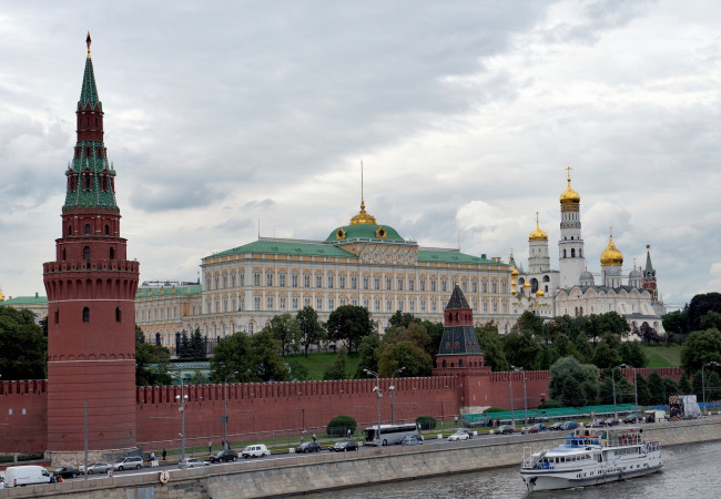 Обои картинки фото moscow, russia, города, москва, россия, кремлёвская, стена, река, теплоход, набережная, архангельский, собор, большой, кремлёвский, дворец