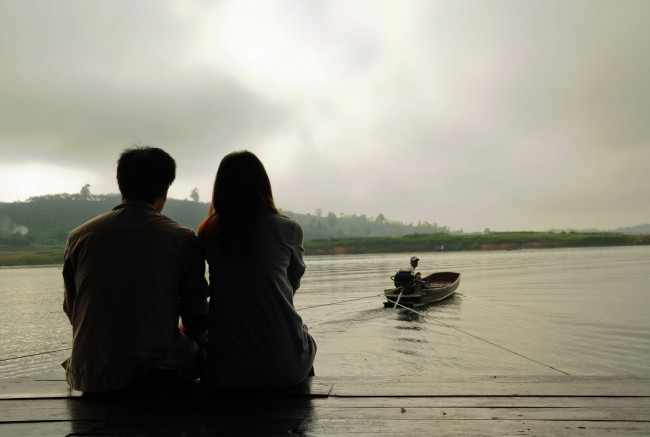Обои картинки фото разное, мужчина женщина, река, свидание, влюбленные, пара, лодка, причал