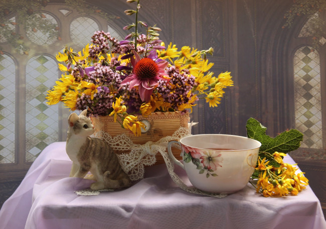Обои картинки фото цветы, луговые , полевые,  цветы, котенок, корзина, чашка