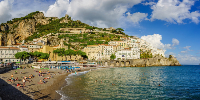 Обои картинки фото италия, города, - панорамы, море, люди, пляж, здания, холм