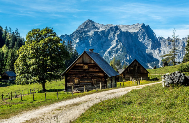 Обои картинки фото австрия, природа, пейзажи, скала, трава, постройки, камень, дорога