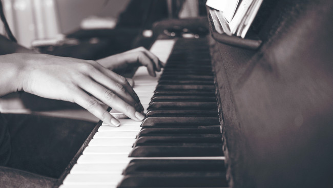 Обои картинки фото музыка, -музыкальные инструменты, руки, пианино, клавиши