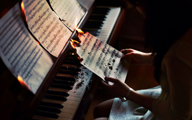 Обои картинки фото музыка, -музыкальные инструменты, клавиши, ноты, огонь, пианино, девушка