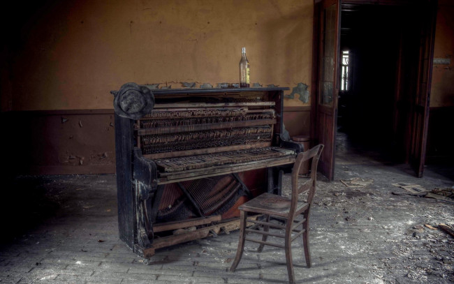 Обои картинки фото музыка, -музыкальные инструменты, пианино, бутылка, стул, помещение