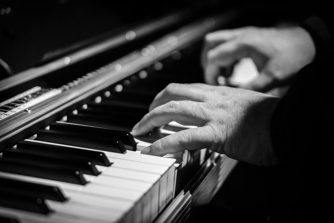 Обои картинки фото музыка, -музыкальные инструменты, клавиши, руки, пианино