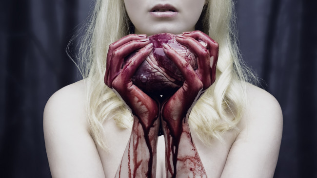 Обои картинки фото разное, руки,  ноги, сердце, кровь, блондинка, девушка