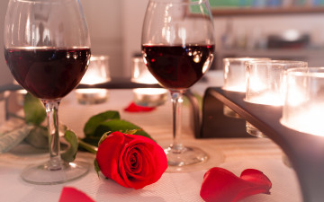 Картинка еда напитки +вино алая роза бутон вино бокалы свечи