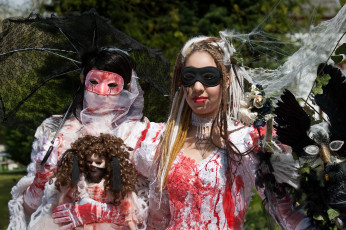 Картинка разное маски карнавальные костюмы кровь зонтик кукла невесты готы