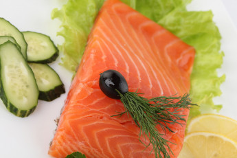 Картинка еда рыба морепродукты суши роллы красная сёмга лосось маслина лимон оливка огурцы