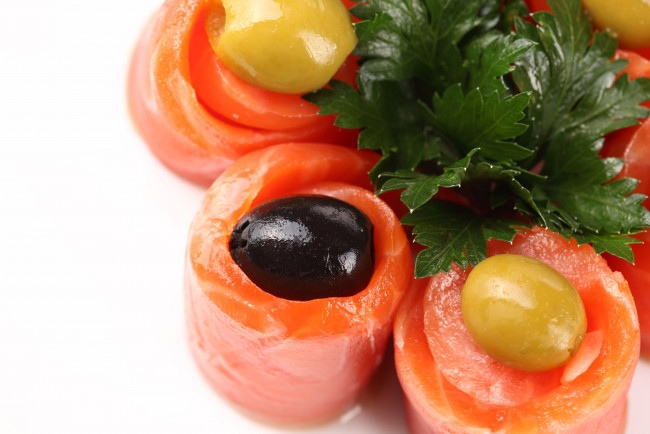 Обои картинки фото еда, рыба, морепродукты, суши, роллы, сельдерей, маслины, красная, сёмга, лосось, оливки