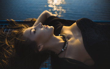 Картинка девушки -unsort+ брюнетки +шатенки ожерелье река настроение отдых