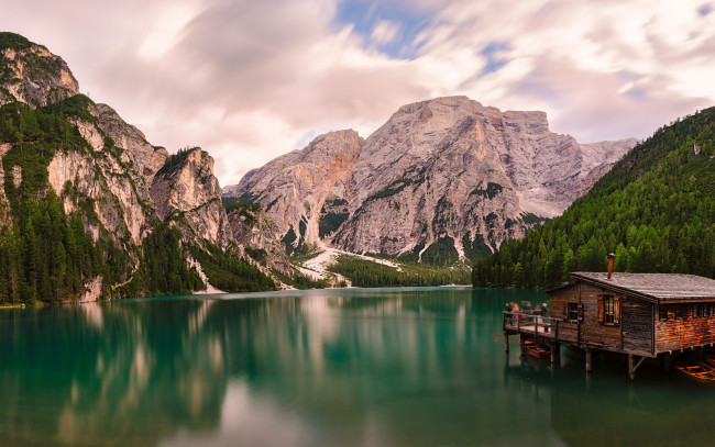 Обои картинки фото природа, реки, озера, горы, лодочная, станция, озеро, италия, альпы, доломитовые, лодки, dolomites, italy, alps