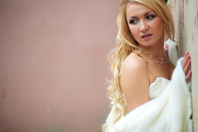 Обои картинки фото девушки, -unsort , блондинки, ожерелье, декольте, накидка, стена, невеста, блондинка