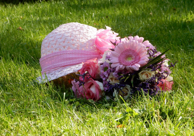 Обои картинки фото цветы, букеты,  композиции, трава, шляпка, герберы, розы