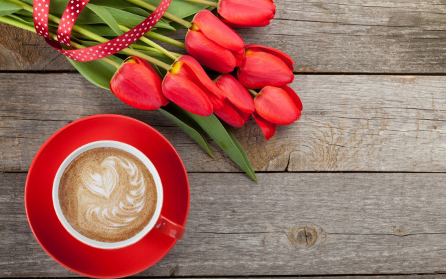 Обои картинки фото еда, кофе,  кофейные зёрна, tulips, romantic, cup, coffee, valentine's, day, love, red, тюльпаны