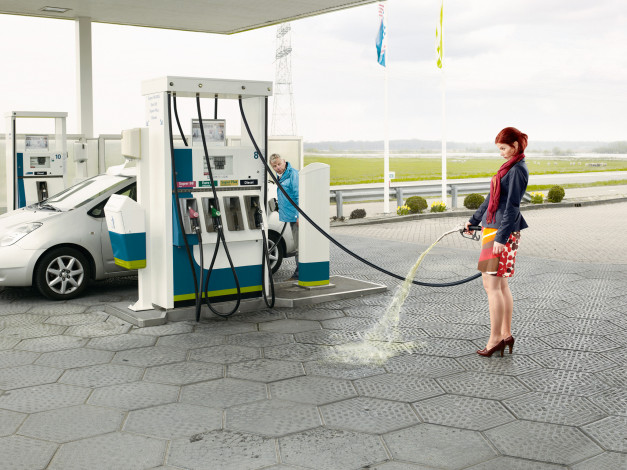 Обои картинки фото юмор и приколы, заправка, бензин, женщина