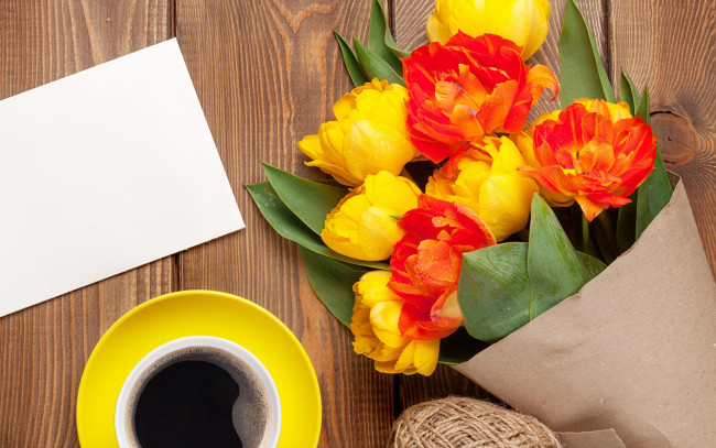 Обои картинки фото цветы, тюльпаны, записка, кофе, букет