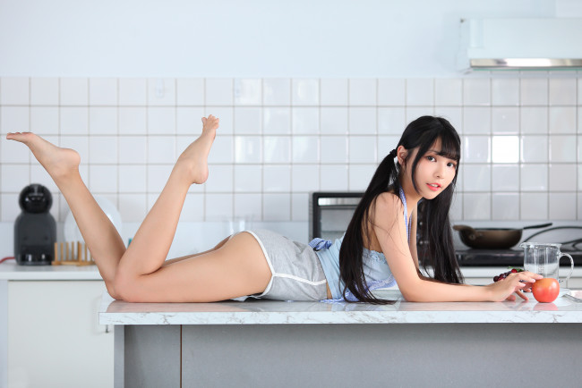 Обои картинки фото девушки, - азиатки, белье, стол, яблоко, кухня