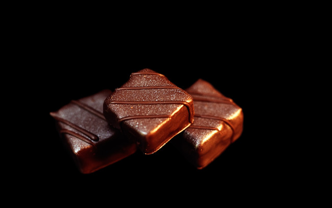 Обои картинки фото еда, конфеты, шоколад, сладости, дольки, фон, тёмный
