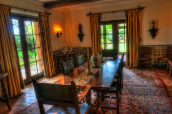 Картинка интерьер гостиная стол свечи ваза окна