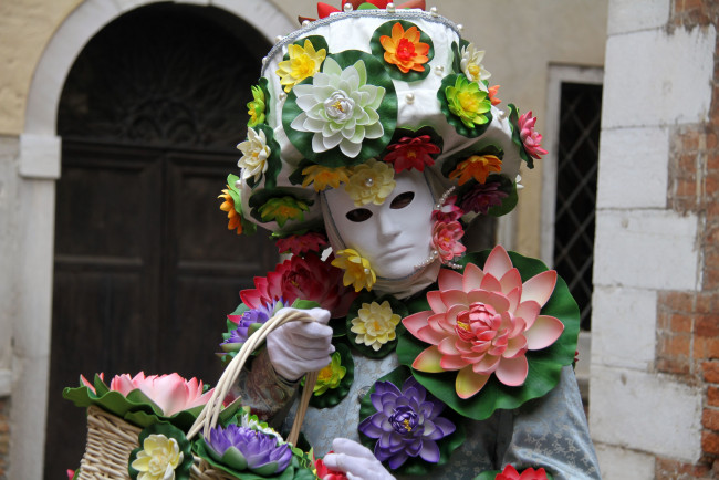 Обои картинки фото разное, маски, карнавальные, костюмы, цветы, венеция, карнавал