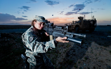 Картинка девушки -unsort+ девушки+с+оружием армия оружие девушка