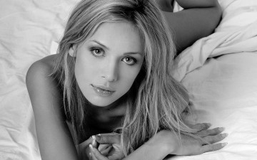 Картинка девушки анастасия+браун блондинка модель черно-белая постель взгляд