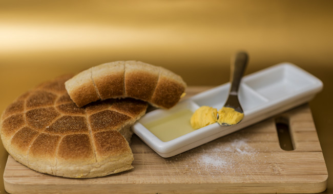Обои картинки фото еда, хлеб,  выпечка, масло, лепешка