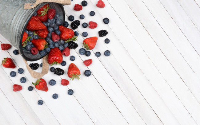 Обои картинки фото еда, фрукты,  ягоды, малина, ягоды, черника, bucket, strawberry, fresh, клубника, ежевика, berries