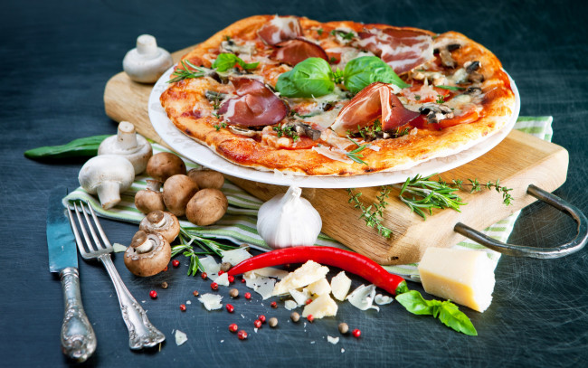 Обои картинки фото еда, пицца, сыр, перец, вилка, spices, pepper, mushrooms, ham, cheese, pizza, специи, грибы, ветчина