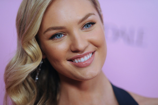 Обои картинки фото девушки, candice swanepoel, улыбка, модель, кэндис, лицо