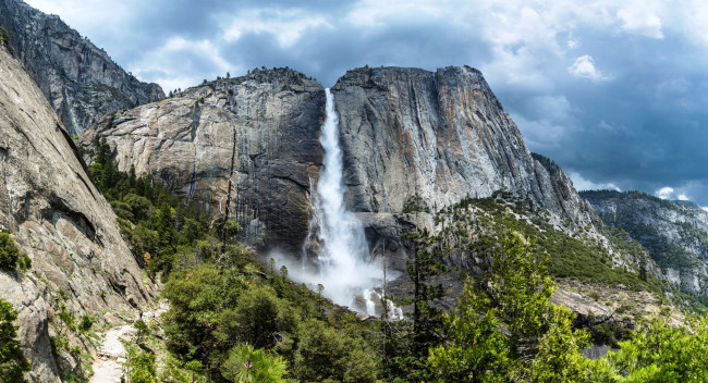 Обои картинки фото природа, водопады, скалы, деревья, горы, водопад, небо, тучи