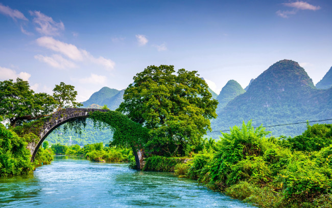 Обои картинки фото природа, реки, озера, река, зелень, yangshuo, китай, кусты, мост, горы, деревья, yulong, bridge, красота, лес