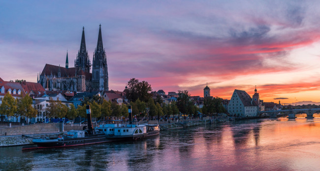 Обои картинки фото города, регенсбург , германия, мост, деревья, дома, дворец, небо, теплоход, река, regensburg, закат