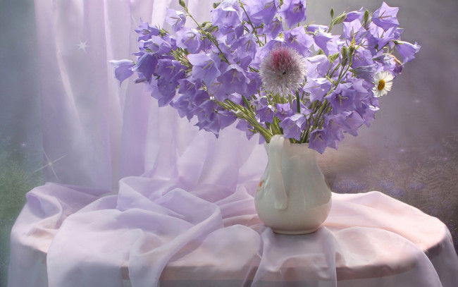 Обои картинки фото цветы, букеты,  композиции, букет, фиолетовых, колокольчиком, в, белой, вазе, на, столе