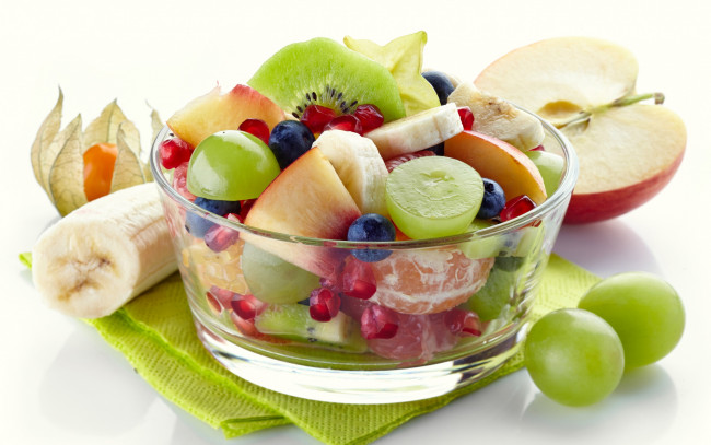 Обои картинки фото еда, фрукты,  ягоды, ваза, киви, гранат, черника, салат, ягоды, дольки, виноград, банан, яблоко, белый, фон, салфетки