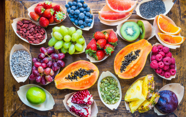 Обои картинки фото еда, фрукты,  ягоды, витамины, гранат, виноград, клубника, фон, апельсин, ананас, лайм, папайя, дольки, киви, голубика, дерево, малина, ягоды, грейпфрут