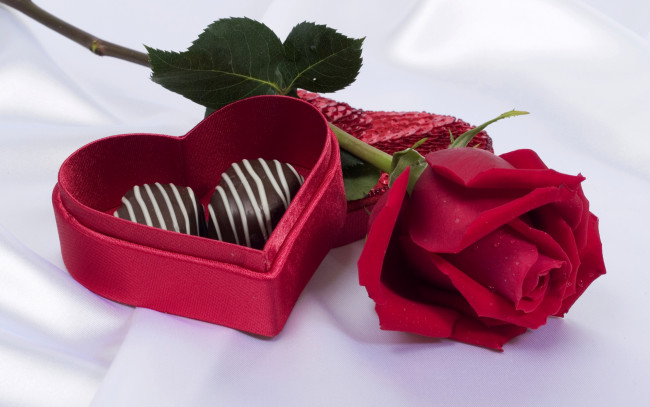 Обои картинки фото праздничные, день святого валентина,  сердечки,  любовь, роза, коробочка, красная, сердечко, конфеты