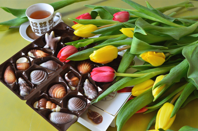 Обои картинки фото еда, конфеты,  шоколад,  сладости, чай, тюльпаны