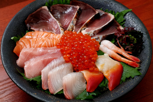 Обои картинки фото еда, рыба,  морепродукты,  суши,  роллы, зелень, икра, нарезка