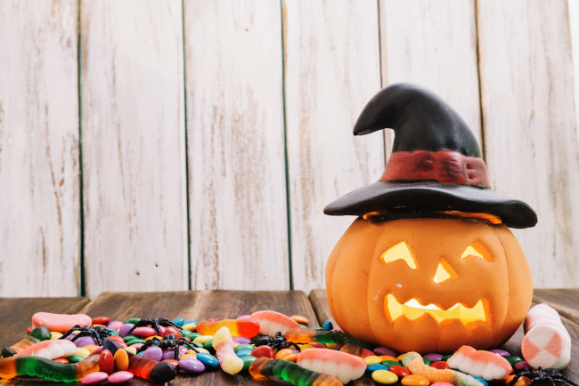 Обои картинки фото праздничные, хэллоуин, шляпа, мармелад, тыква, печеньки, паук, праздник, буквы
