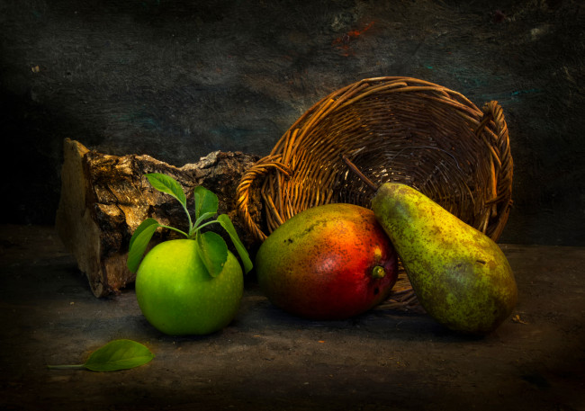Обои картинки фото еда, фрукты,  ягоды, корзина, полено