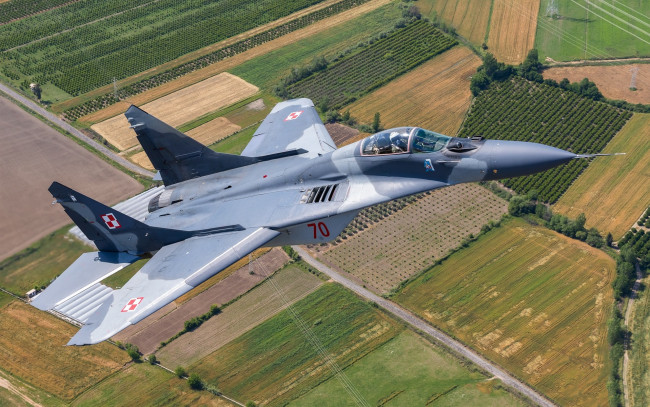 Обои картинки фото миг-29а, авиация, боевые самолёты, миг29а, истребитель, зарубежная, поля