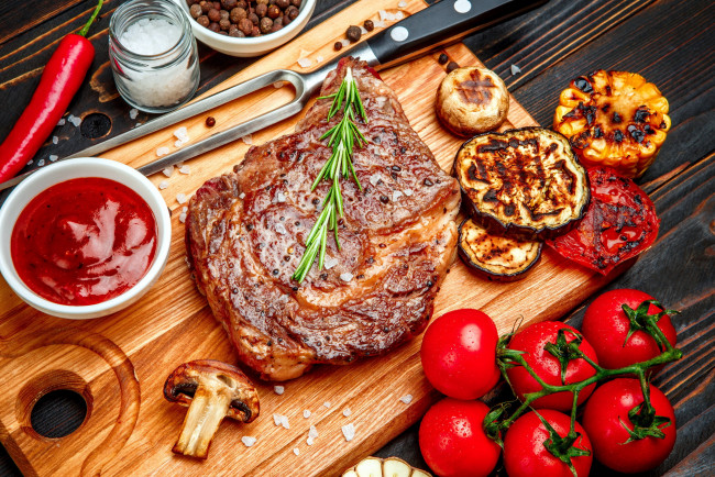 Обои картинки фото еда, мясные блюда, мясо, стейк, томаты, помидоры, колбаса