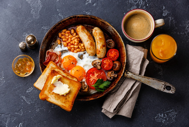 Обои картинки фото еда, вторые блюда, помидор, яичница, сосиски, фасоль, тост, сковорода, бекон, томаты