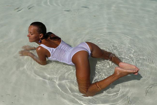 Обои картинки фото katya clover, девушки, вода, море, берег, пляж, поза, песок, шатенка, девушка, модель, katya, clover